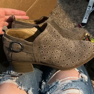 shoes/wedges.
